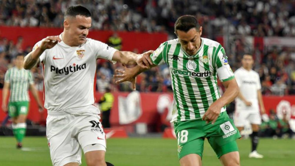 Guardado pelea el balón durante el partido