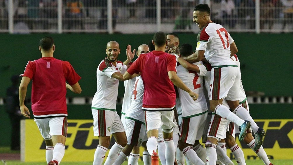 Jugadores de Marruecos celebran anotación 