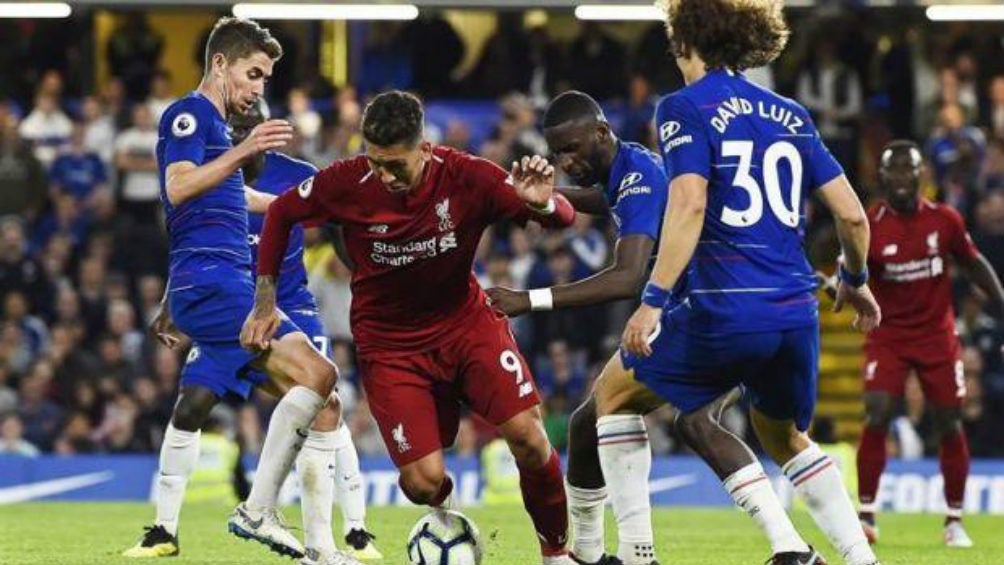 Roberto Firmino intenta pasar entre los jugadores del Chelsea