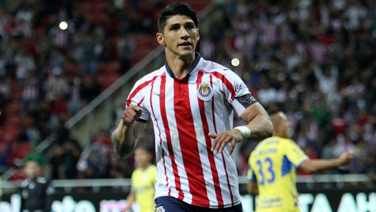 Alan Pulido en un partido con Chivas 