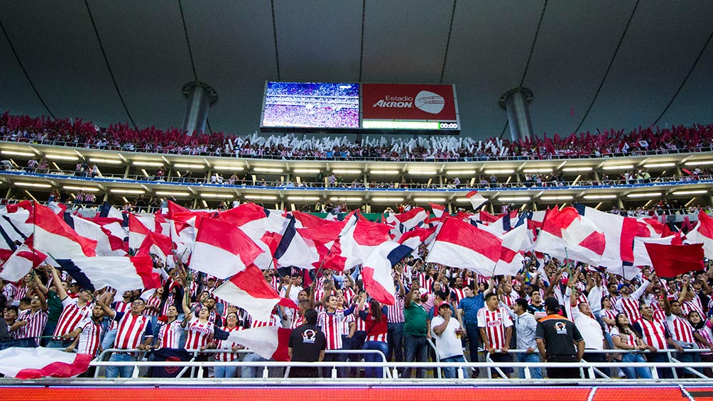 Afición de Chivas, alentando al equipo en un partido