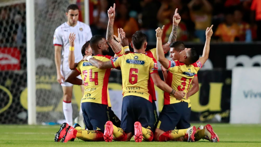 Jugadores de Monarcas festejan el gol