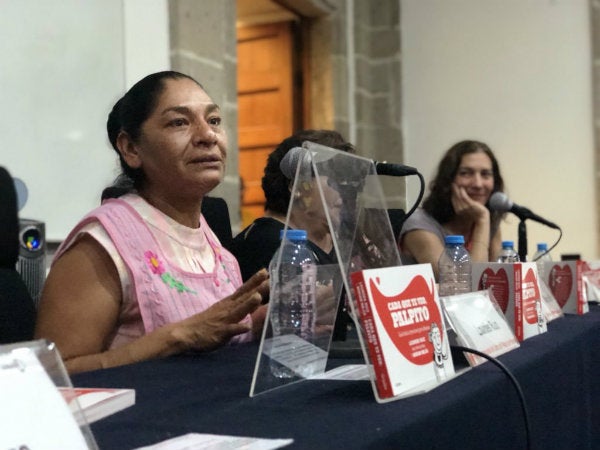 Lourdes Ruíz en la presentación de su libro Cada que te veo palpito