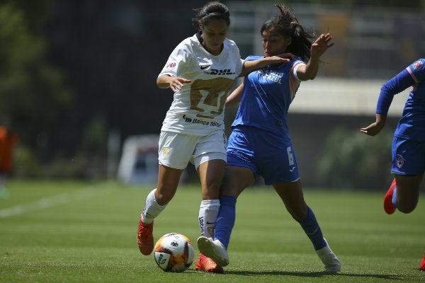 Itzel Cruz pelea el balón 