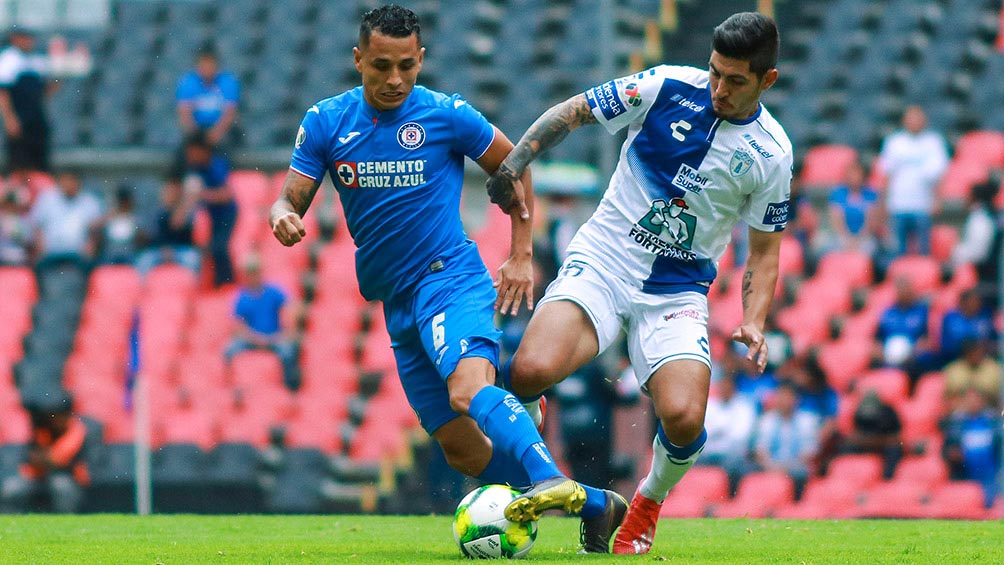 Yotún disputa la pelota con Víctor Guzmán en el duelo vs Pachuca