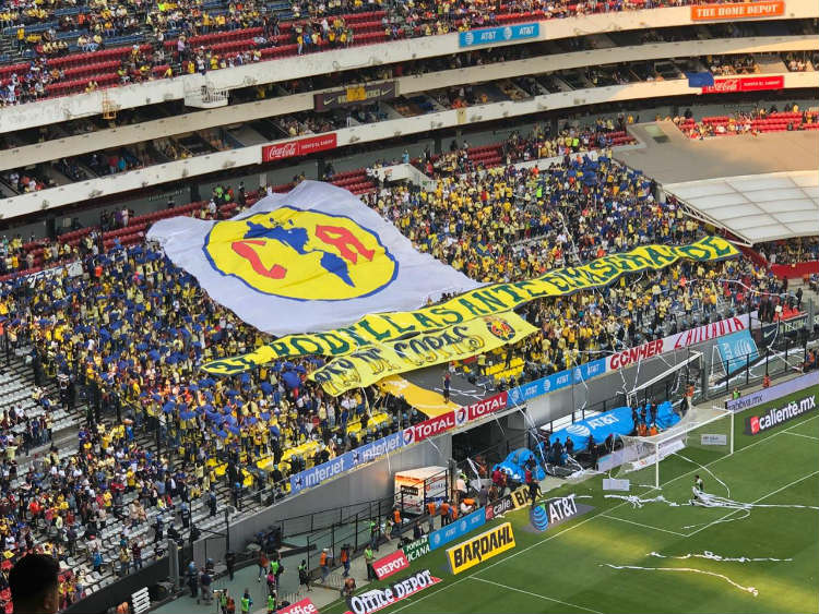 Afición americanista despliega manta con mensaje para Cruz Azul