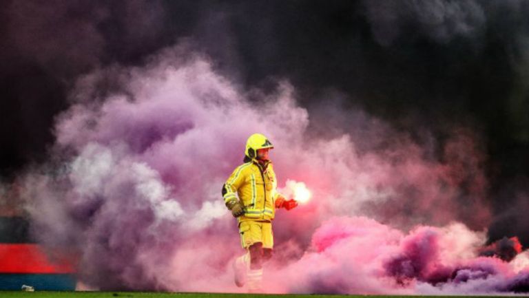 Humo de bengalas durante el partido de Ochoa