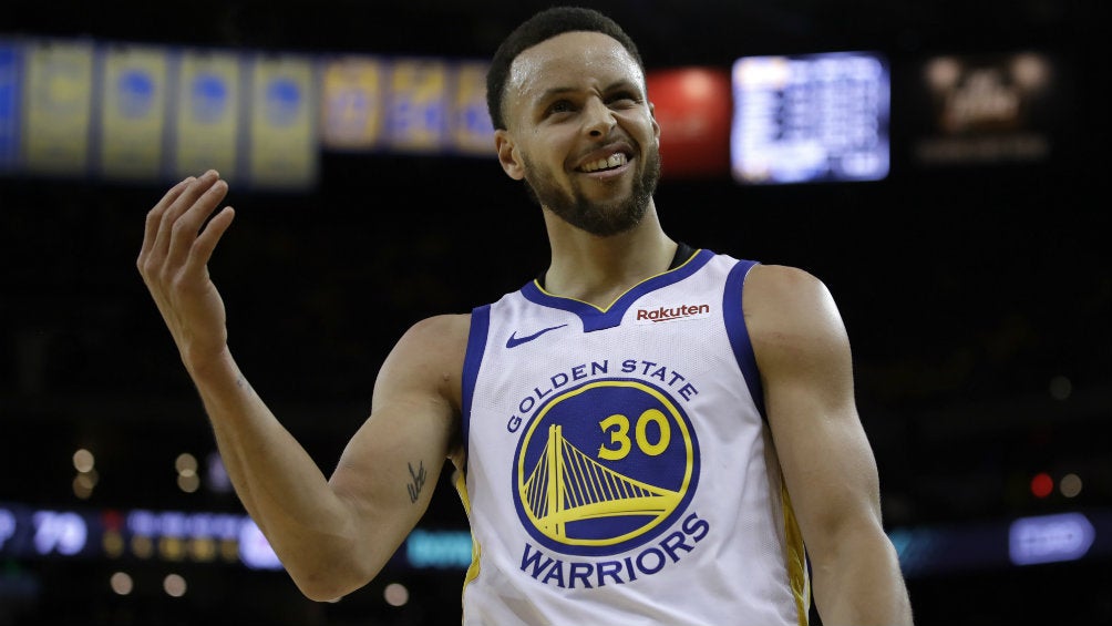 Stephen Curry festeja durante el partido 