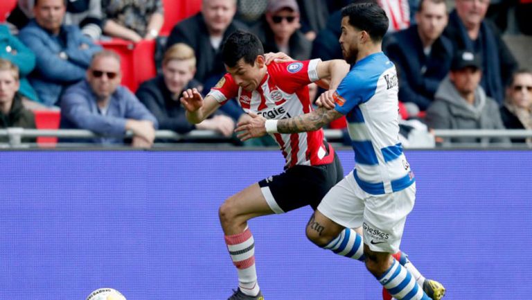 Chucky Lozano disputa el esférico en el duelo contra De Graafschap 