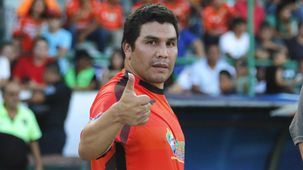 Salvador Cabañas durante un partido de leyendas