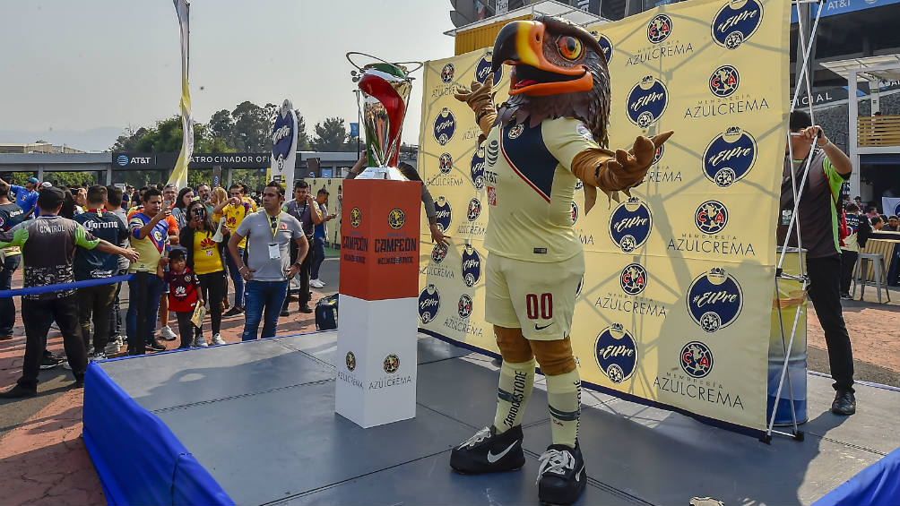 La Copa es mostrada para la afición del América en el Estadio Azteca