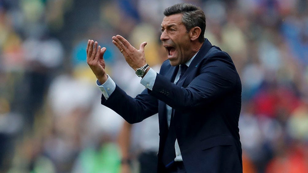 Pedro Caixinha dirige a Cruz Azul en el Clásico Joven