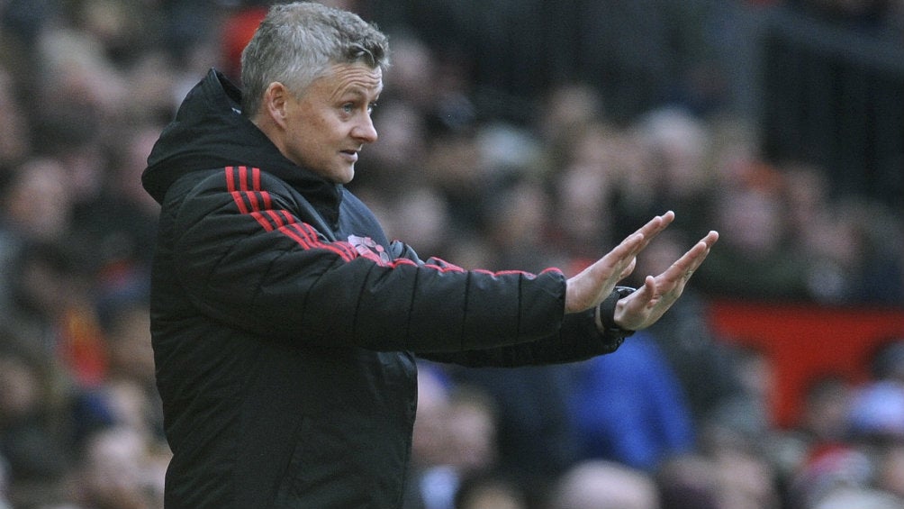 Ole Gunnar Solskjaer dando indicaciones durante un partido