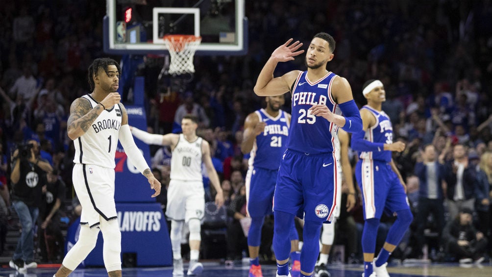 Ben Simmons festeja una anotación de los Sixers