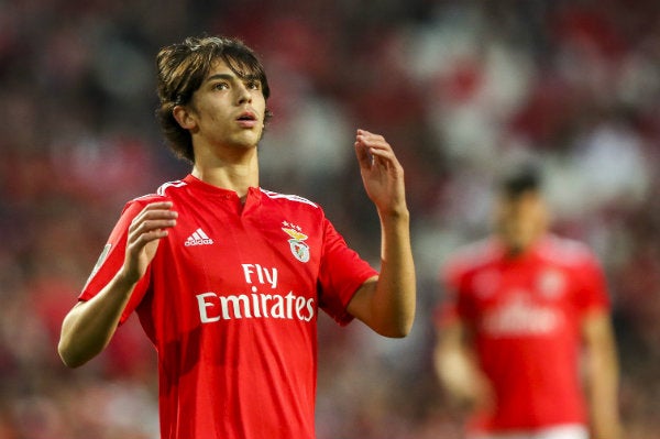 Félix durante un partido con el Benfica 