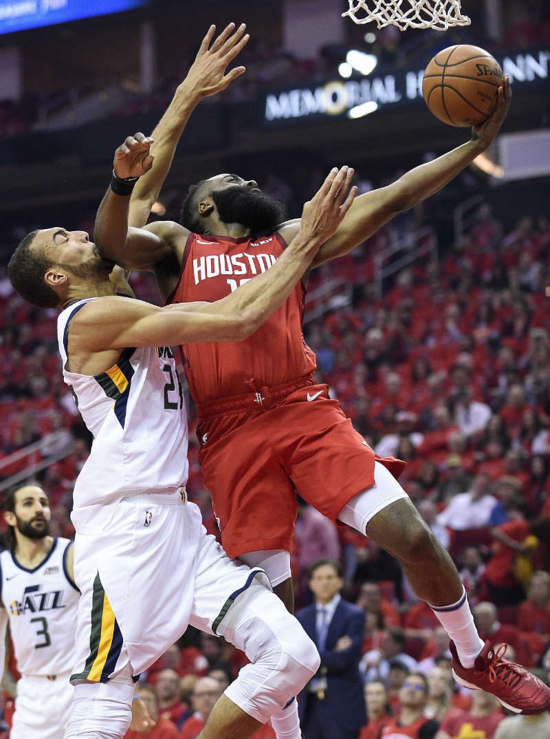 Harden intenta superar la marca de Rudy Gobert y anotar