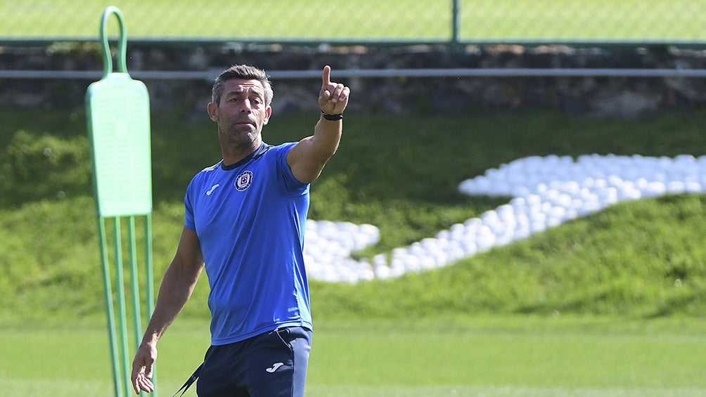 Caixinha da indicaciones en un entrenamiento celeste en La Noria