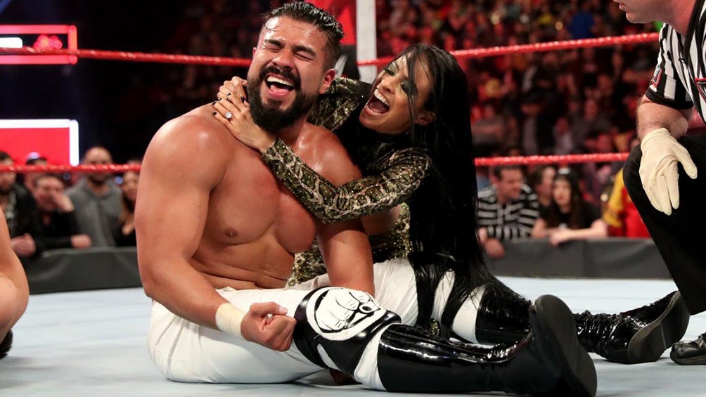 Andrade festeja su triunfo con Zelina Vega