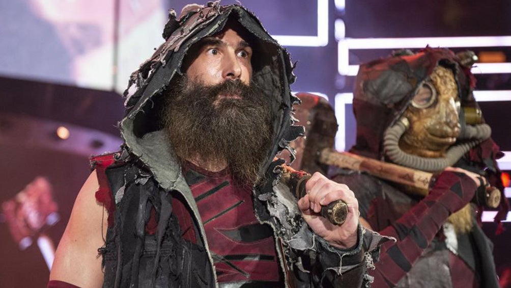 Luke Harper hace su entrada al ring