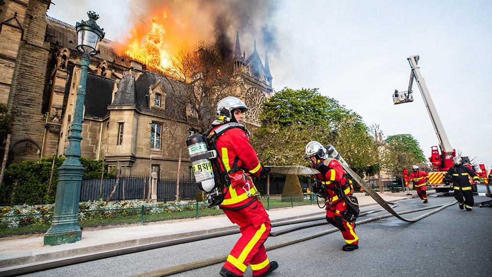 Bomberos intentan controlar el fuego