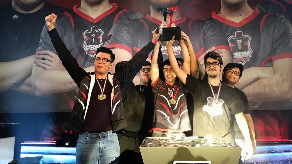 Los jugadores de Cream Esports levantan su trofeo de campeón