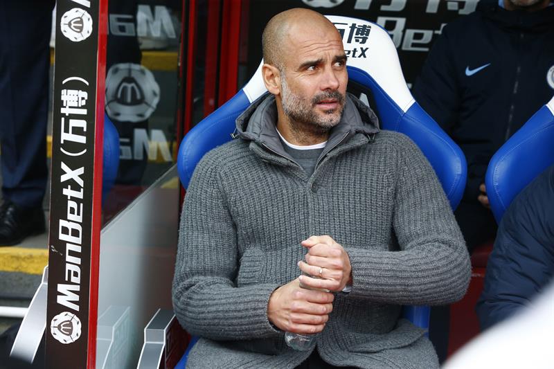 Guardiola en el banquillo del Manchester City