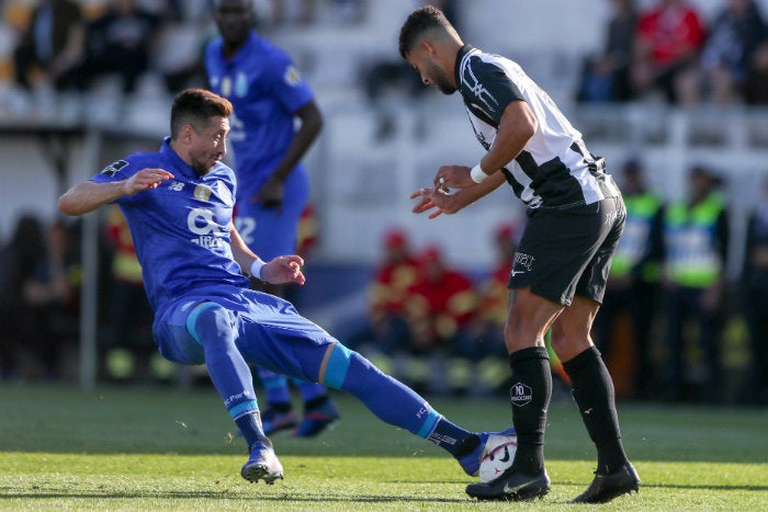 Herrera en disputa por el balón 