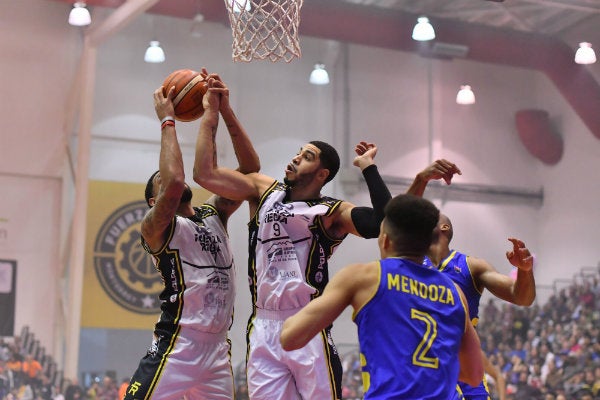 Aaron Fuller en un partido contra Capitanes