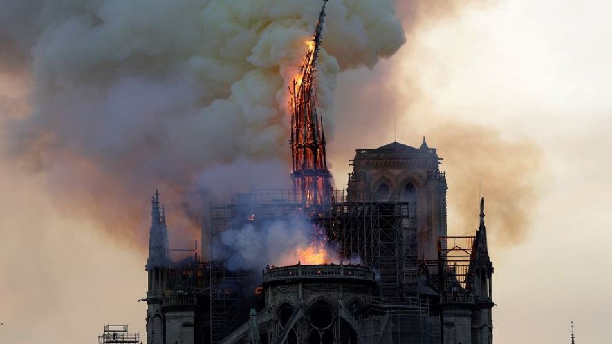 La Catedral de Notre Dame, el lunes mientras se incendiaba