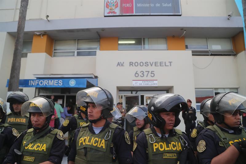 Policías resguardan el hospital donde se encuentra Alan García