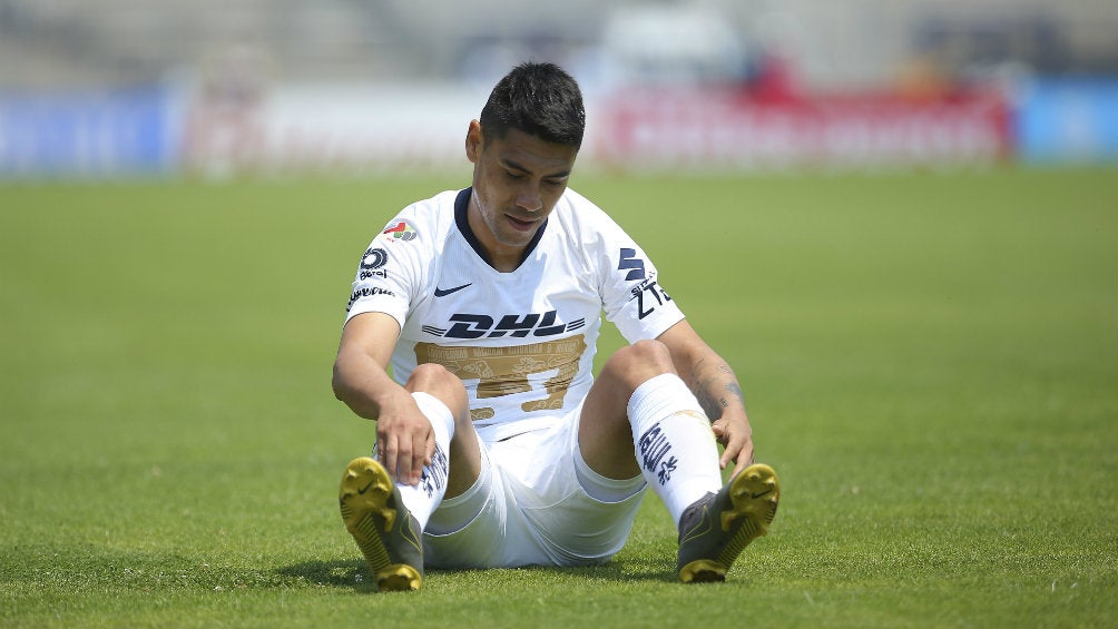 Felipe Mora se lamenta en juego de Pumas