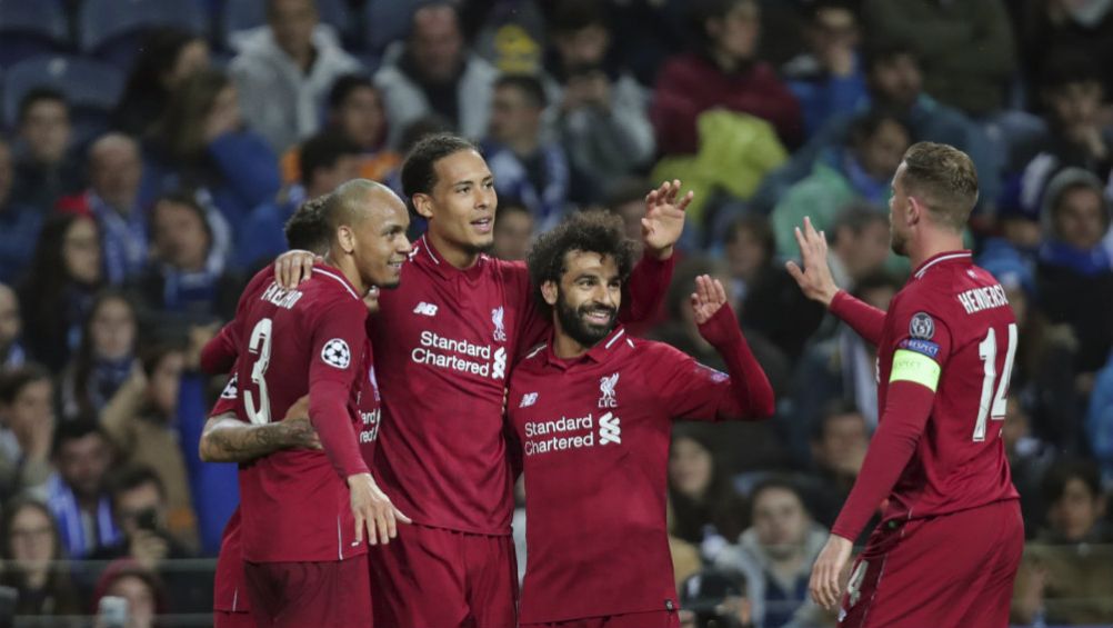 Jugadores del Liverpool festejan gol