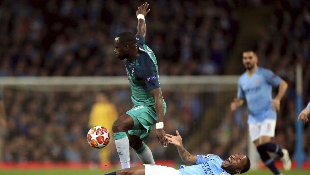 Moussa Sissoko pelea el balón durante el partido