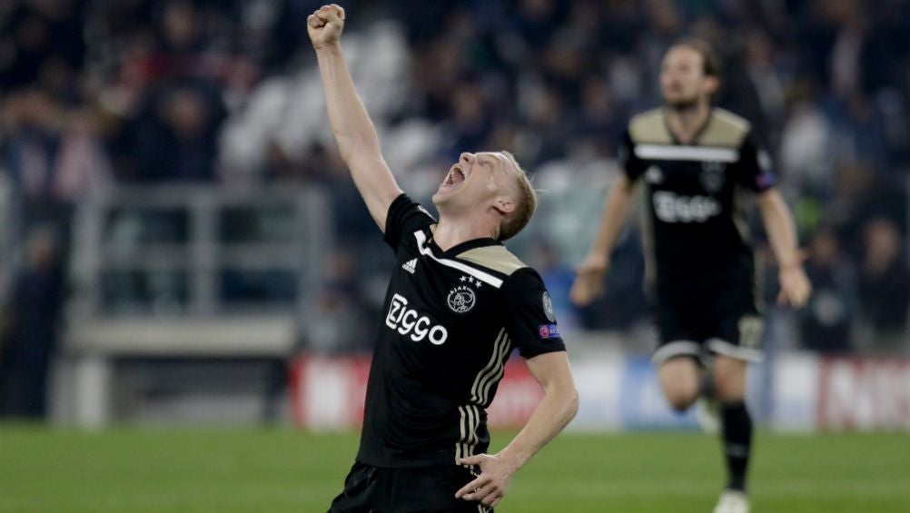 Donny van de Beek festeja victoria del Ajax