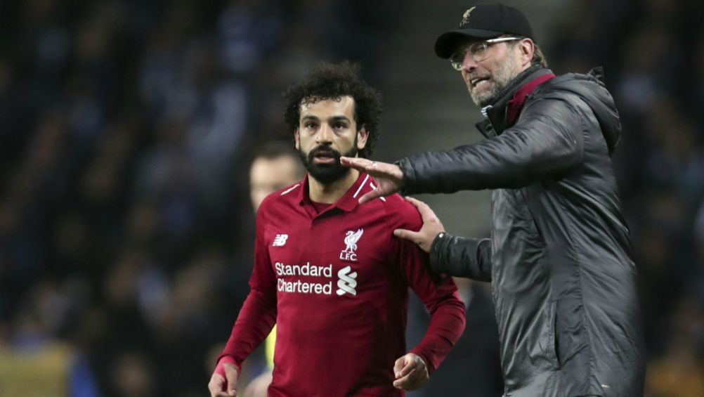 Klopp da indicaciones a Salah en un partido