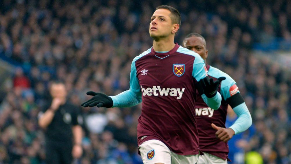 Chicharito, durante un partido con el West Ham