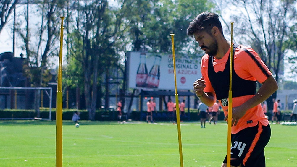 Oribe Peralta en un entrenamiento del América