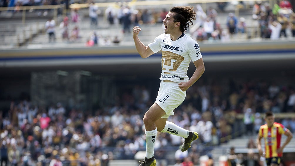 Alan Mozo festeja un gol con Pumas 