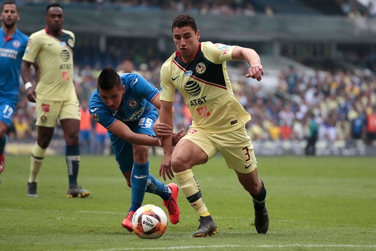 Jorge Sánchez conduce el balón contra Cruz Azul