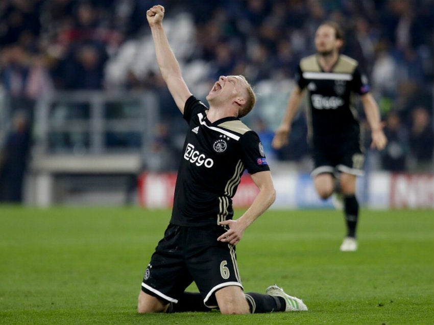 Van de Beek celebra victoria frente a la Juventus 