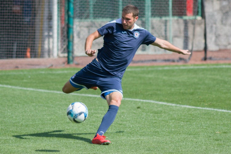 Santiago Giménez, durante un entrenamiento con Cruz Azul