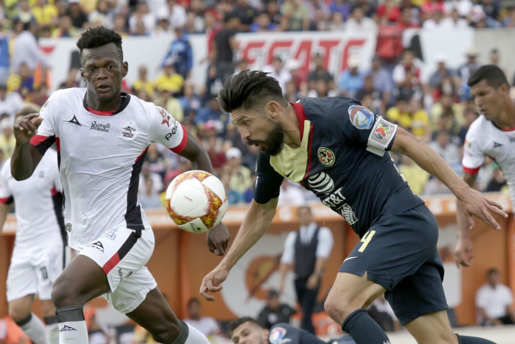 Oribe lucha por el balón en juego contra Lobos