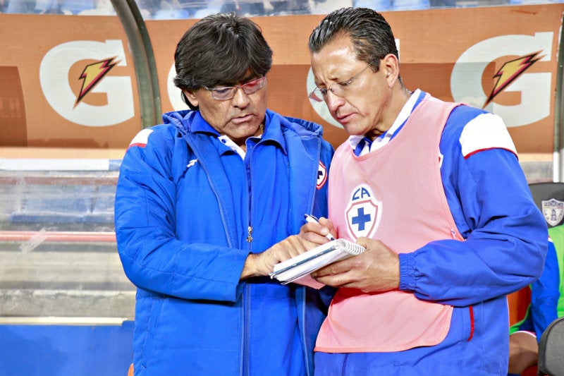 Alberto Aguilar y Hugo Santana durante un partido de Cruz Azul