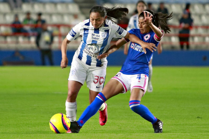 Jugadoras de Pachuca y Cruz Azul en un partido