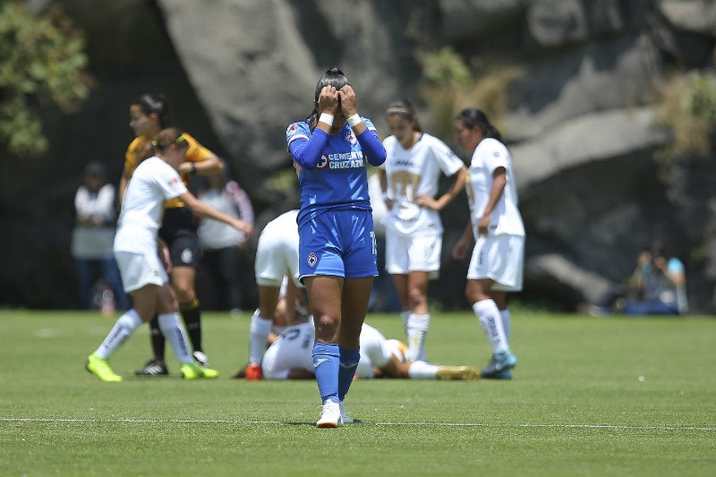 Jugadora de Cruz Azul se lamenta después de partido