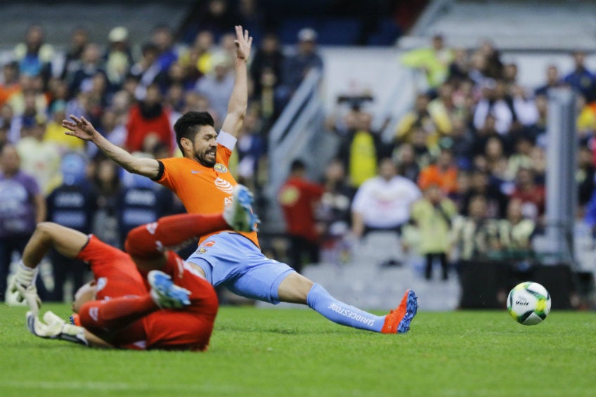 Oribe lucha por el esférico en duelo contra Pachuca