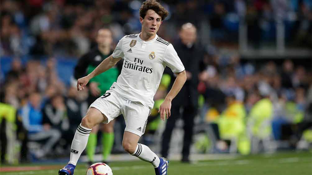 Alvaro Odriozola controlado el balón 