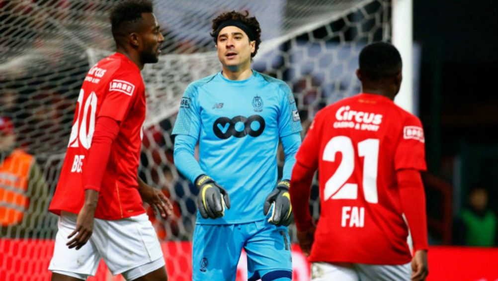 Guillermo Ochoa durante un partido del Standard