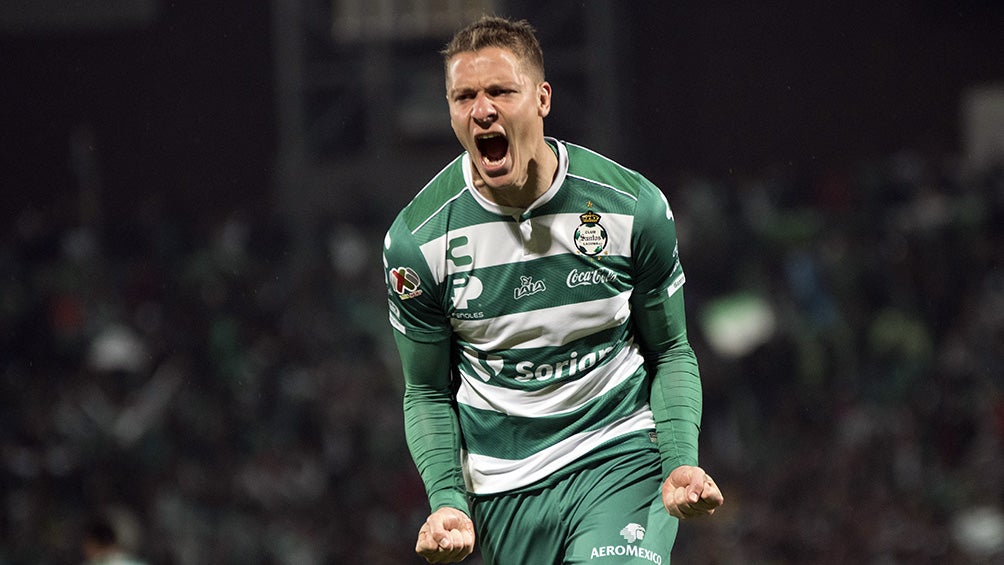 Julio Furch celebra un gol con Santos Laguna 