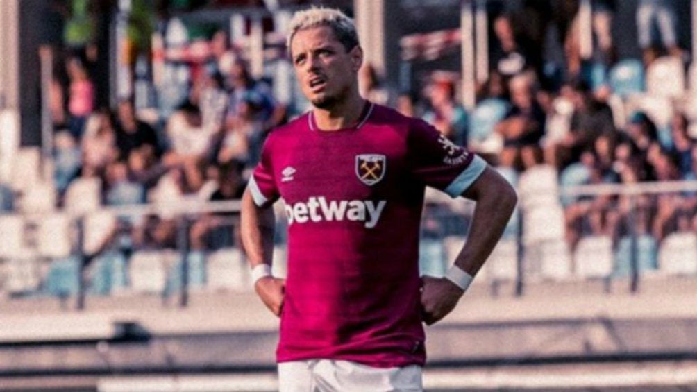 Chicharito se lamenta durante un partido con el West Ham